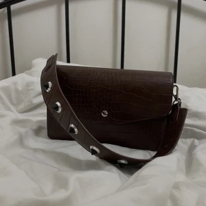 Handväska - Säljer handväska från Ginatricot, (liten skrapa på knappen) annars inget fel på den!