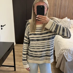 Stickad tröja - Stickad randig tröja i en beige färg med med mörkblåa ränder☺️ superfin från Massimo dutti