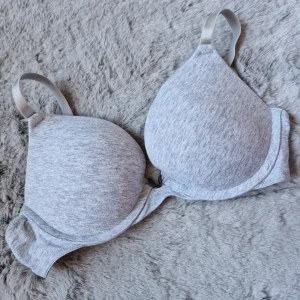 BH från Cubus Storlek 65C - En BH från Cubus som är som ny. I storlek 65C. 3 för 2 på allt och gratis frakt vid köp för minst 250 kr, kontakta mig då!🌸 