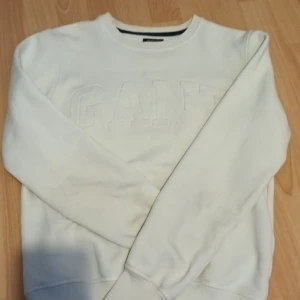 Gant sweatshirt - Säljer pga det inte är min stil längre men i gott skick bortsett från att vänstra ärmen har blivit skadad somman kan se i bild 3