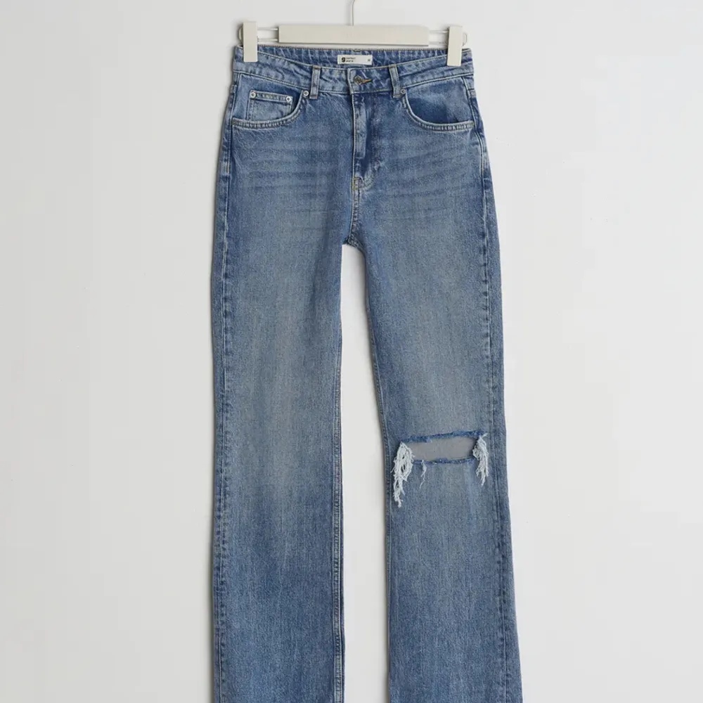 Full length flare jeans från Gina Tricot!💘slutsålda på hemsidan. Sparsamt använda. Strl 30 men passar en 32-34 också. Köpta för 500kr, säljer för 200kr (kan diskuteras). Jeans & Byxor.