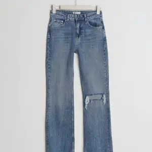 Full length flare jeans från Gina Tricot!💘slutsålda på hemsidan. Sparsamt använda. Strl 30 men passar en 32-34 också. Köpta för 500kr, säljer för 200kr (kan diskuteras)