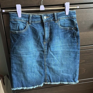 Jeanskjol - Snygg jeanskjol i nyskick💙