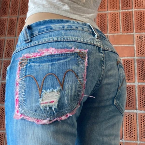 Y2k jeans💕 - Y2k jeans med rosa detaljer 💕 Det står ingen storlek, uppskattas till W29. 86 cm runt midjan, 78 cm i innerbenslängd. Dom är upplagda av förra ägaren. 🧚‍♀️ Jag är 177 och har storlek 29. 🍓 Använd gärna köp nu 👑