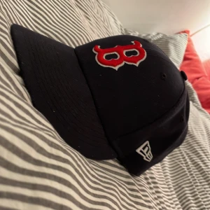 Fitted cap - Mörkblå Boston Red Socks keps (rundad) storlek 7 3/8