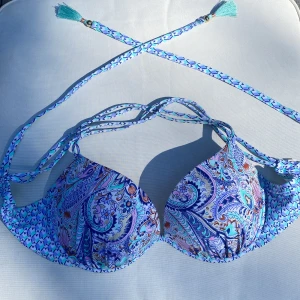 Victoria’s Secret bikinitopp  - Bikinitopp från Victoria’s Secret med coolt mönster. Storlek: 34D. 