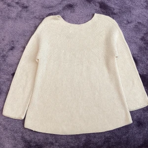 Stickad tröja - En beige stickad tröja från Zara. Aldrig använd och därav i väldigt bra skick. Storleken är 128 cm men den är lite större och skulle egentligen passa XXS. Nypris 200kr. 