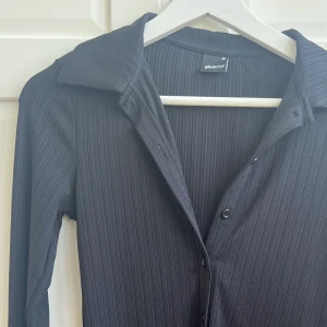 Svart långärmad tröja - Svart långärmad tröja med knappar i mjukt material. Använd 1 gång. Från Gina Tricot. 