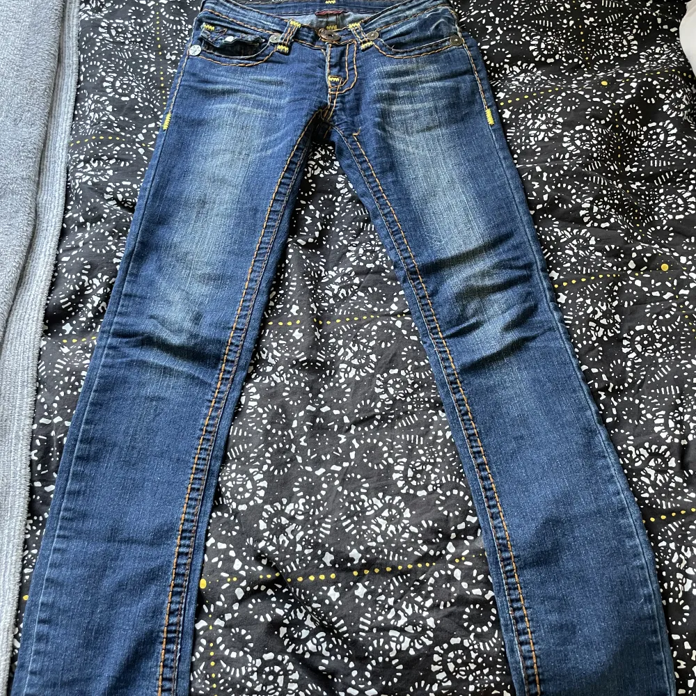 Mammas gamla true religion jeans som hon gav till mig men dem är lite förstora så där av säljer jag dem ❤️ Ny pris ca 1000-2000kr men pga att jeansen är lite slitna säljer jag dem för 500kr. Mått:  Innerbensläng = 77cm Midjemått = 72cm + stretch. Jeans & Byxor.