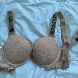 Victoria secret bh - Fin bh i nyskick. Storlek 75b men ungefär xs-s. Push up. Säljer därav den är för liten. 