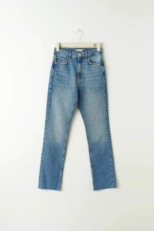 Säljer dessa high waist slit jeans petite som är helt nya, köpa denna vecka. Strl 38  Finns i svarta också