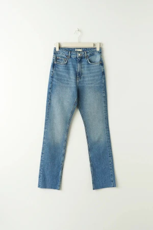 High waist slit jeans petite - Säljer dessa high waist slit jeans petite som är helt nya, köpa denna vecka. Strl 38  Finns i svarta också