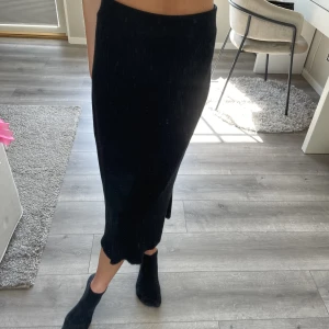 Svart kjol - Svart ribbstickad kjol