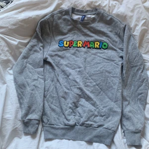 supermario sweatshirt - använd legit en gång !! xs i killstorlek men passar mig som vanligtvis har M utan att vara tajt :)
