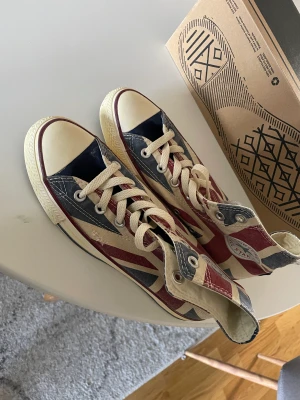 Converse oanvända  - Helt oanvända converse, finns original förpackning kvar. Var för små för sambon så säljes nu. 