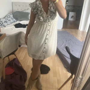 Prickig klänning  - Säljer denna ur söta klänningen från hm, aldrig använd 