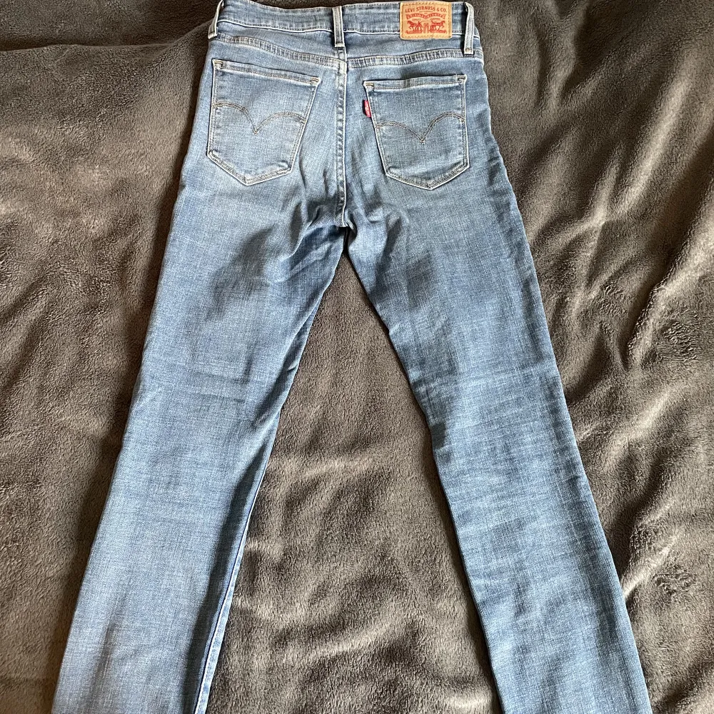 Blå lågmidjade Levis jeans i väldigt bra skick! Är i storlek 26, säljes för att dom är för små för mej🫶🏼. Jeans & Byxor.