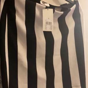 Randig kort kjol - Helt ny aldrig använts