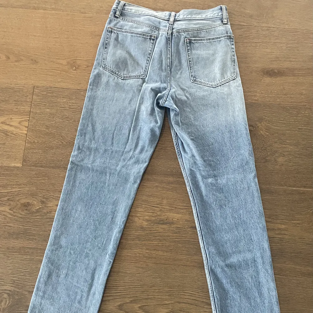 Jag säljer mina ljusblåa jeans med hål på höger ben och vänster ficka.  OBS, köpare står för frakt! . Jeans & Byxor.