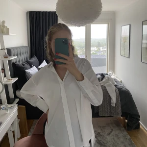 Oversized vit skjorta - Helt oanvänd skjorta från zara med lappen på!💗