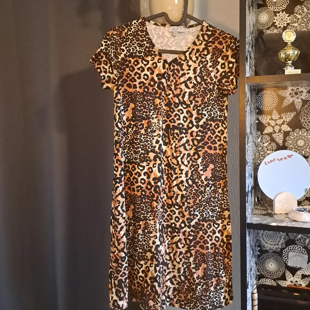 En fin leopard mönstrad klänning i st 146-152🌼. Klänningar.