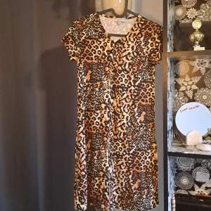 En fin leopard mönstrad klänning i st 146-152🌼