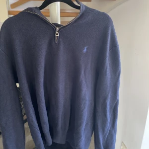 Half zip polo Ralph lauren  - En snygg half zip nypris ligger runt 1500 säljer för 700 där nånstans 