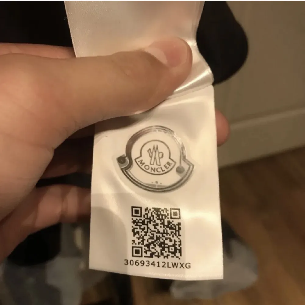 Moncler tröja storlek S ny pris 4000-5000 8/10 lite solblekt men annars inget fel möts upp i Stockholm kan gå ner i pris vid snabb affär . Tröjor & Koftor.