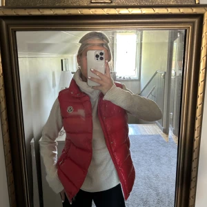 Moncler väst - Superfin moncler väst i storlek 14 (164cm), passar mig som bär xs/s på överdelen🩷 Säljer pga får ingen användning av den… superfin och inga skavanker eller skador🩷 Hör av er för mer info eller bilder🩷