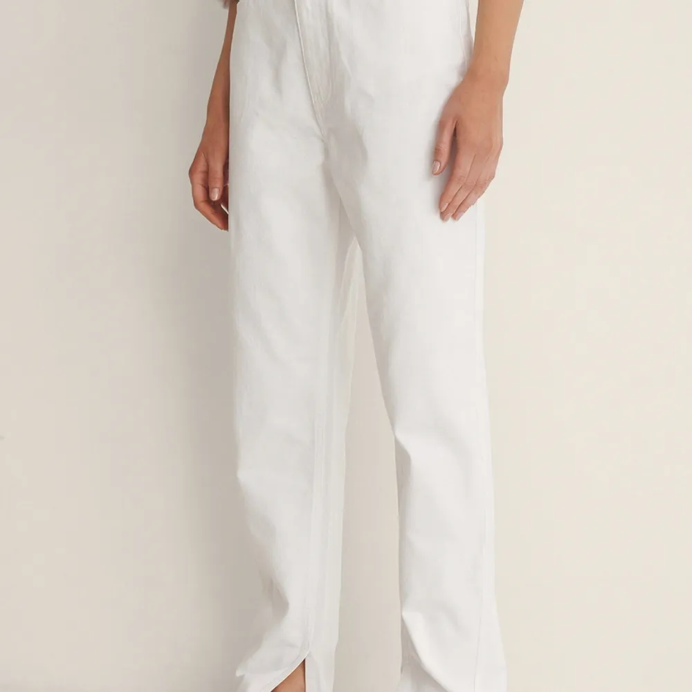 Vita denim jeans från NA-KD, storlek 38 väldigt sparsamt använda. Jeans & Byxor.
