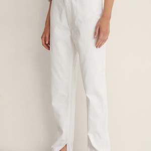 Vita denim jeans från NA-KD, storlek 38 väldigt sparsamt använda