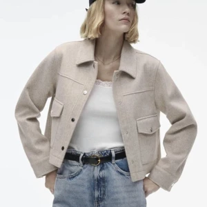 Kappa - Nu säljer jag denna fina kappa från zara då den är lite för liten för mig!💗 använd endast 2-3 gånger och har inga fläckar eller är trasig!