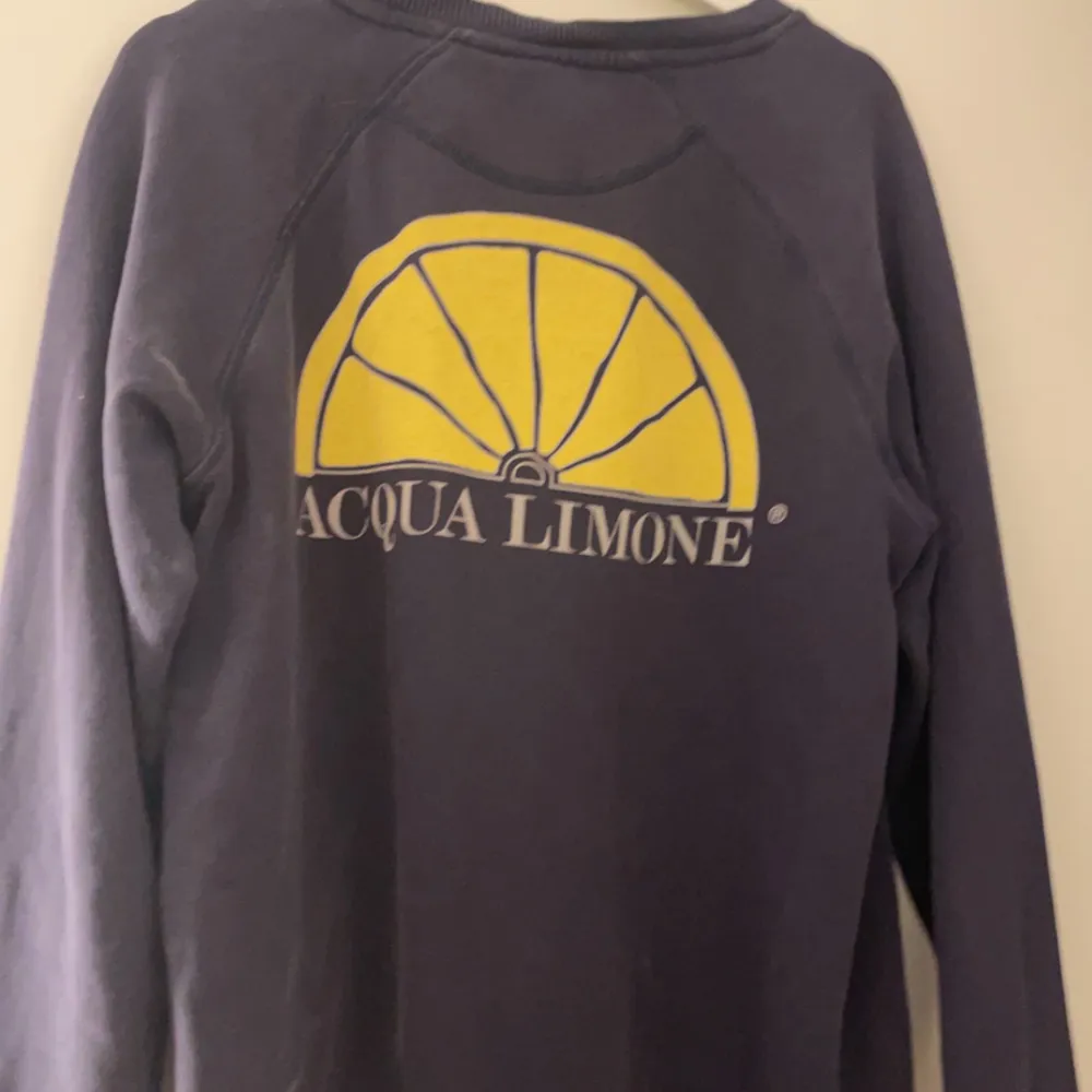 Säljer nu min acqua limone hoodie då den inte används längre, storlek M, använt skick men inte skavanker eller skadad på något sätt, 200kr, finns i Dalsjöfors eller kan skickas mot fraktkostnad.. Tröjor & Koftor.