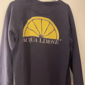 Säljer nu min acqua limone hoodie då den inte används längre, storlek M, använt skick men inte skavanker eller skadad på något sätt, 200kr, finns i Dalsjöfors eller kan skickas mot fraktkostnad.