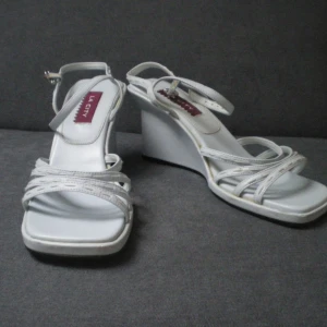 skor - ljusblå nittiotals skor som tyvärr var förstora för mig 