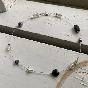 Halsband i svartvitt  - 🐚🪨Rocky beach necklace🪨🐚 Beställningsvara, innebär att halsbanden inte blir identiska och du kan ändra lite hur du vill ha det💗 Tryck på ”Kontakta” om du är intresserad☺️