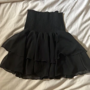 Svart volangkjol - Volangkjol från bikbok i storlek xs. Frakt tillkommer