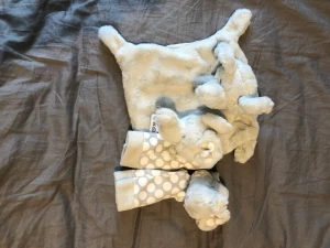 Dinglisar - Dinglis snuttis med ”vantar” till, funkar med vantarna tills 3-4 månader. Helt oanvända 