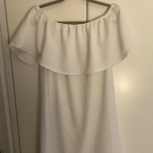 Of shoulder klänning  - Of shoulder klänning, vit och kort. Står inte storlek med uppskattas som storlek m