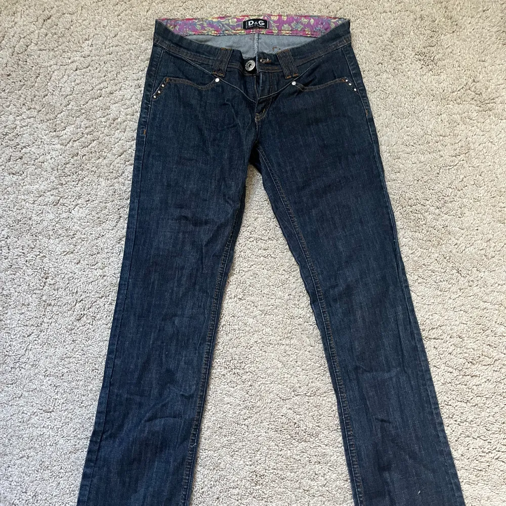 Säljer dessa snygga jeans som är lågmidjade och med så fin passform men som tyvärr inte passar längre. Jag har vanligtvis 36 men skulle säga att de passar någon kort 38 samt även om man inte vill ha så tajta byxor 34. Köpte byxorna second hand för 450 kr.. Jeans & Byxor.