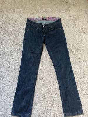 Lågmidjade jeans  - Säljer dessa snygga jeans som är lågmidjade och med så fin passform men som tyvärr inte passar längre. Jag har vanligtvis 36 men skulle säga att de passar någon kort 38 samt även om man inte vill ha så tajta byxor 34. Köpte byxorna second hand för 450 kr.