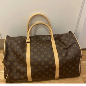 Väska  - Mellan stor väska som passar perfekt ifall man ska åka på en kortare semester eller, till träningen. 