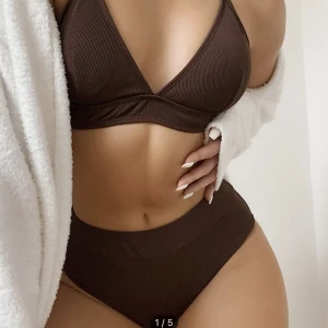Brun bikini - Bikini från shein. Hög underdel. Tvättad innan jag skickar såklart. Lånade bilder. Kan hämtas i Värnamo eller fraktas 
