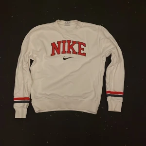 Nike tröja  - Nike tröja andvänd få gånger då den inte passade bra, köpt för ca 700kr och i toppskick 