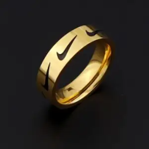 Säljer en guldig Nike ring. Vet ej vilken storlek men passar mig som har små fingrar. Jag antar att den är i stl 16-17 om inte litr större 