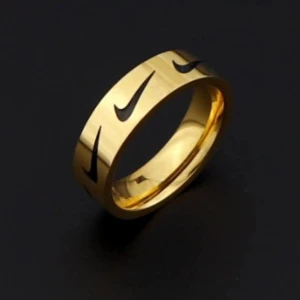 Nike ring - Säljer en guldig Nike ring. Vet ej vilken storlek men passar mig som har små fingrar. Jag antar att den är i stl 16-17 om inte litr större 