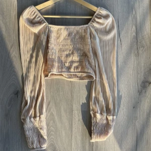 Topp - Helt oanvända champagne/rosa färgade topp från chiquelle i storlek XS✨