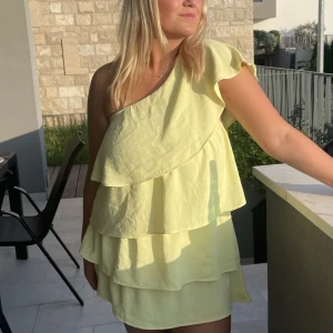 Zara volangklänning💓 - Intressekoll på finaste zara klänningen🫶🏻 så så fin och superbra skick 