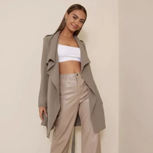 Kappa  - Hej! En mörk beige kappa från only, nypris runt 500 men just denna modell säljs inte längre. Inte använd jätte mycket. Skärpet som går till saknas men det behövs inte för att kappan ska vara snygg ändå :) 