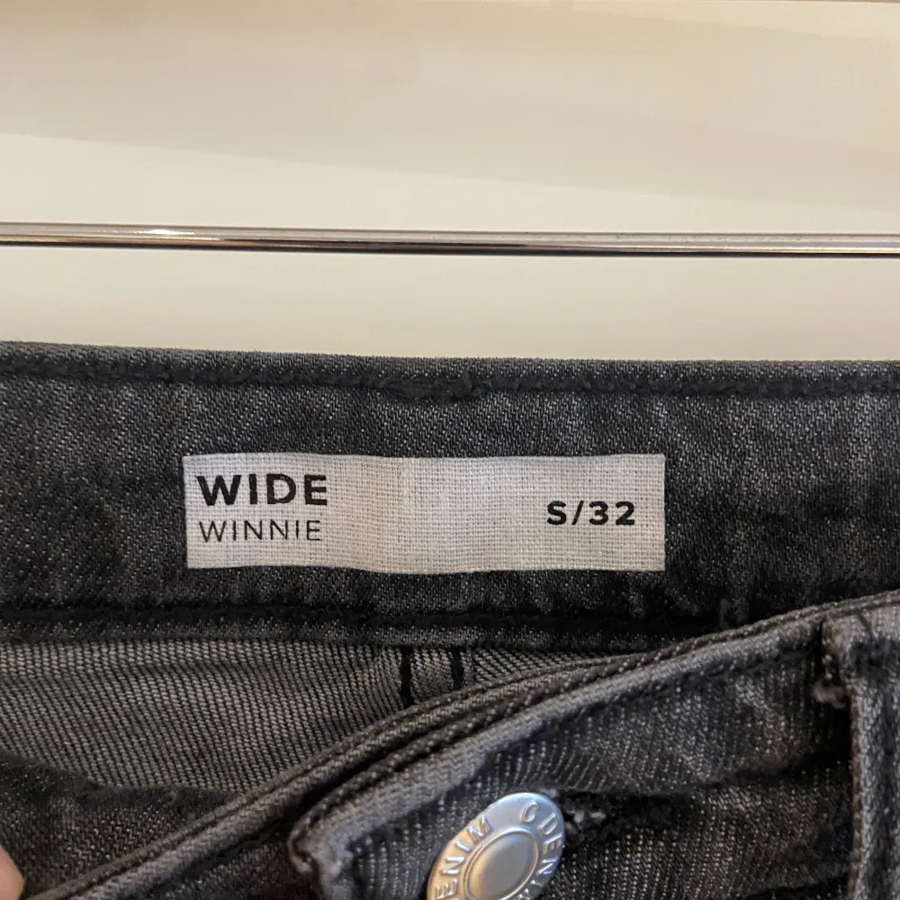 Gråa vida jeans ifrån Vero Moda, stl S/32. Benlängden passar mig som är 1,70 cm lång. . Jeans & Byxor.